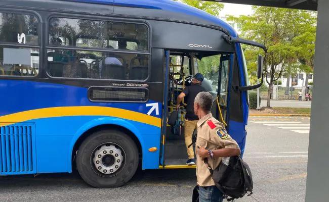 Polémica entre usuarios de la OMSA tras alza del pasaje en el Corredor 27 de Febrero