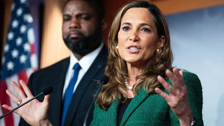 María Elvira Salazar: impactante alerta por 50.000 arrestos