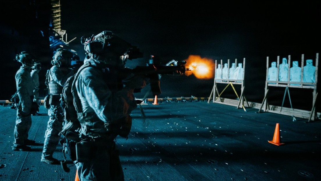 CENTCOM muestra entrenamiento militar con fuego real a bordo de un buque