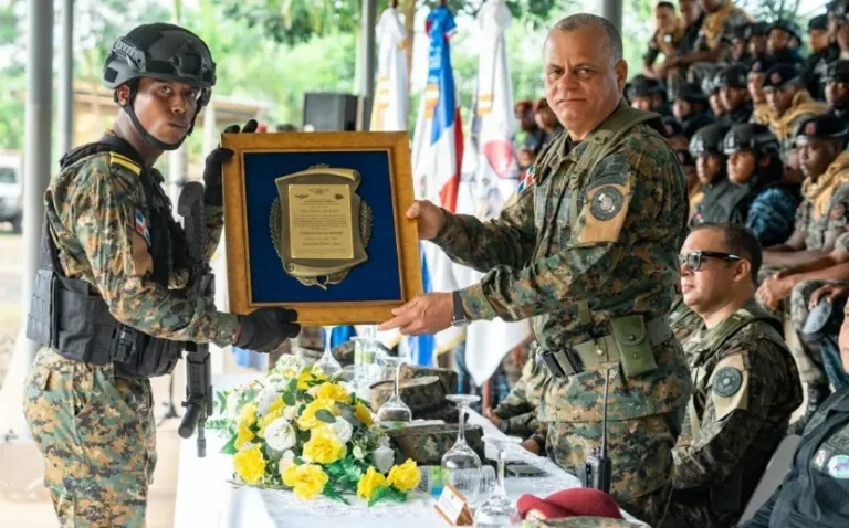 Defensa gradúa cadetes con alta especialización