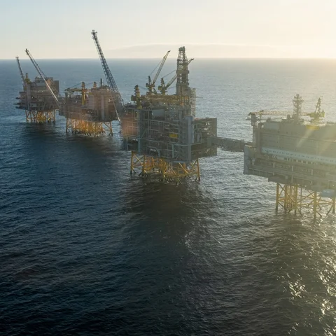 Las reservas de petróleo de EE.UU. caen a mínimos de 44 años