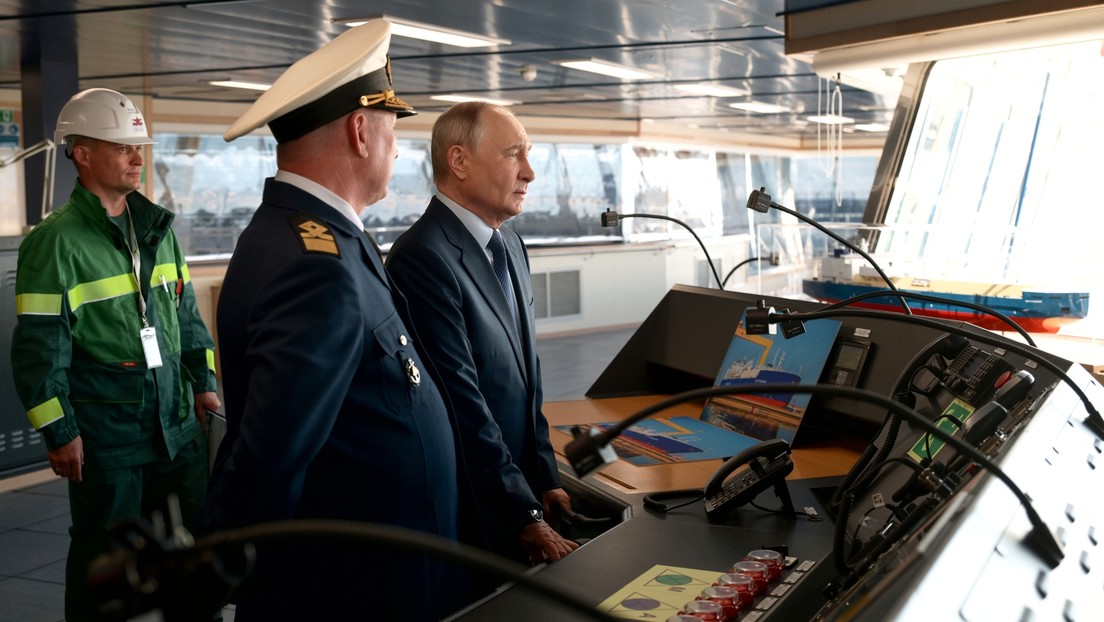 Putin inspecciona un buque cisterna de gas capaz de navegar por hielo de más de dos metros de espesor