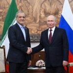 El presidente ruso, Vladímir Putin, se reúne con su homólogo iraní, Masoud Pezeshkian, en el marco de la cumbre de la Organización de Cooperación de Shanghái (OCS) que se celebra en Biskek, la capital de Kirguistán. SI QUIERE SABER MÁS SOBRE LA OCS, LEA ESTE ARTÍCULO Durante el encuentro, el líder ruso destacó que las relaciones ruso-iraníes se desarrollan de manera constante y estable en todos los ámbitos. El asesor del presidente ruso, Yuri Ushakov, aseveró la semana pasada que los dos líderes hablarán sobre la actual situación en Oriente Medio y abordarán asuntos de relaciones bilaterales. El presidente ruso ya celebró varios encuentros bilaterales en el primer día de la cumbre, cuando se reunió con el presidente chino, Xi Jinping, el primer ministro indio, Narendra Modi, y el presidente kazajo, Kasym-Yomart Tokáyev.