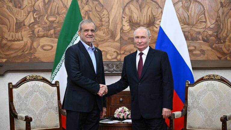 El presidente ruso, Vladímir Putin, se reúne con su homólogo iraní, Masoud Pezeshkian, en el marco de la cumbre de la Organización de Cooperación de Shanghái (OCS) que se celebra en Biskek, la capital de Kirguistán. SI QUIERE SABER MÁS SOBRE LA OCS, LEA ESTE ARTÍCULO Durante el encuentro, el líder ruso destacó que las relaciones ruso-iraníes se desarrollan de manera constante y estable en todos los ámbitos. El asesor del presidente ruso, Yuri Ushakov, aseveró la semana pasada que los dos líderes hablarán sobre la actual situación en Oriente Medio y abordarán asuntos de relaciones bilaterales. El presidente ruso ya celebró varios encuentros bilaterales en el primer día de la cumbre, cuando se reunió con el presidente chino, Xi Jinping, el primer ministro indio, Narendra Modi, y el presidente kazajo, Kasym-Yomart Tokáyev.