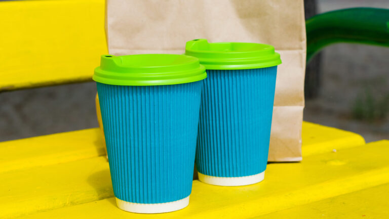 Tomar una bebida caliente en un vaso de papel podría desprender este problema