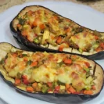 Receta de Berenjenas rellenas de verduras: cremosas y con un queso gratinado crujiente
