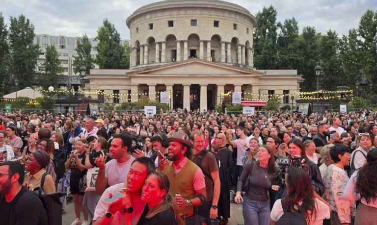 Celine Dion en concierto genera ovación con karaoke masivo en 2026