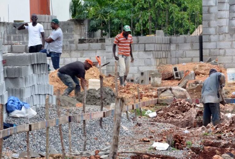 Sector de la construcción enfrenta alerta por altos costos en proyectos habitacionales