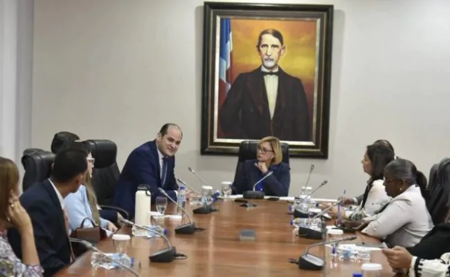 Director del Inabie acude a la Cámara de Diputados por contratos escolares