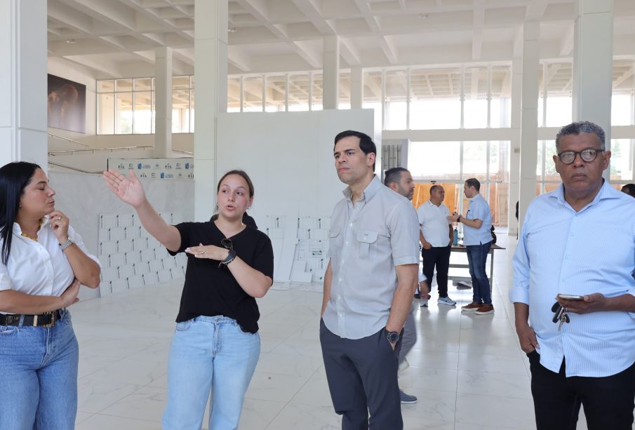Roberto Ángel Salcedo supervisa montaje de la Feria del Libro 2026