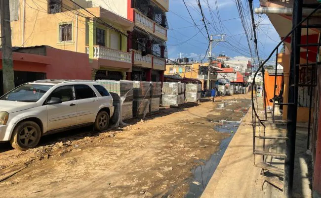 Alcaldía de Santo Domingo Este acumula 1 año de retraso en drenaje de Maquiteria en 2026