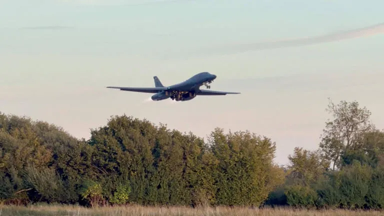 Bombarderos B-1 de Estados Unidos regresan a sus bases tras frustrarse un complot terrorista en Reino Unido