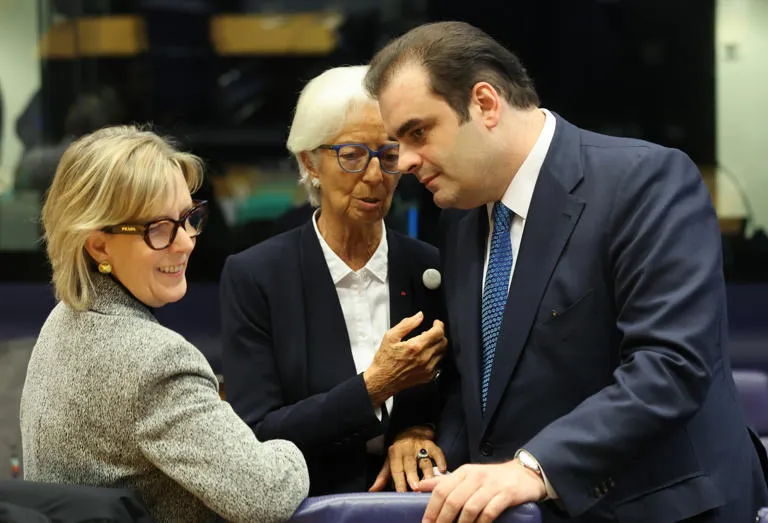 Mercados europeos: la reforma clave de 2026 en la UE Los mercados europeos afrontan una reforma financiera clave tras el acuerdo oficial alcanzado este viernes por los ministros de Finanzas en Luxemburgo. La medida busca agilizar la integración económica, pero desató de inmediato el reproche de la Comisión Europea ante lo que considera una clara pérdida de ambición regulatoria. Mercados europeos y el pacto de los ministros de la UE El Consejo de Asuntos Económicos y Financieros (Ecofin) aprobó otorgar más competencias a la Autoridad Europea de Valores y Mercados (ESMA). No obstante, los ministros acordaron reducir sustancialmente el alcance de la propuesta legislativa inicial planteada por Bruselas hace diez meses. La comisaria de Servicios Financieros, Maria Luís Albuquerque, lamentó públicamente que el consenso final quede muy por debajo del nivel previsto para una auténtica unión financiera. Según detalló la cobertura original de EL PAÍS, el proyecto original pretendía colocar a todas las grandes plataformas bursátiles bajo la supervisión directa del organismo comunitario. Sin embargo, las capitales pactaron criterios específicos que excluyen directamente a Bolsas y Mercados Españoles (BME) y a la alemana Deutsche Börse de esa tutela centralizada. En el caso del operador alemán, seguirá bajo la supervisión regional del land de Hesse al operar únicamente en su territorio nacional. Por su parte, la plaza española queda exenta al no superar el 5% del volumen de negociación bursátil dentro del bloque comunitario. Asimismo, el marco de control sobre los criptoactivos sufrió un recorte significativo. En lugar de abarcar a todas las empresas del sector, la vigilancia de la ESMA se limitará exclusivamente a los proveedores clasificados formalmente como significativos. Dentro de esta reestructuración institucional, el actual presidente de la CNMV, Carlos San Basilio, fue designado miembro del comité ejecutivo de la institución supervisora. Tensiones políticas y el futuro de los mercados europeos La fragmentación estructural de los mercados europeos continúa siendo uno de los principales obstáculos económicos para la Unión Europea. Diversos diagnósticos estratégicos, incluidos los reconocidos informes de Mario Draghi y Enrico Letta, señalan que esta falta de integración drena capitales hacia Estados Unidos y frena la competitividad frente a potencias como China. La presidenta del Banco Central Europeo, Christine Lagarde, reconoció la validez de los reparos expresados por Albuquerque respecto a la gobernanza. Pese a ello, Lagarde manifestó optimismo al recordar que las instituciones comunitarias suelen desarrollar mecanismos prácticos para sortear los obstáculos regulatorios y ganar eficiencia operativa a largo plazo. El pacto definitivo salió adelante con el impulso determinante de Alemania, Francia, Italia, España, Países Bajos y Polonia. Durante el debate, la delegación francesa ironizó sobre las concesiones otorgadas a Berlín, mientras que Bélgica optó por abstenerse. Con este paso, el texto pasa a negociarse formalmente con el Parlamento Europeo antes de su aprobación legislativa final. ¿Consideras que la exclusión de plazas clave debilita la confianza de los inversores en la economía comunitaria? Te puede interesar: Guía completa sobre la regulación financiera en la Unión Europea