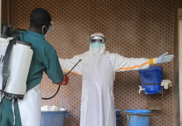Incendian un centro de tratamiento del Ébola en Congo mientras las víctimas superan las 4.000