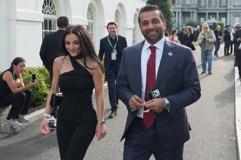 El director del FBI Kash Patel anuncia su compromiso con la cantante Alexis Wilkins