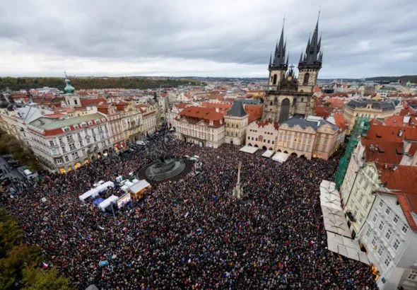 Medios públicos: Alerta y masiva marcha en Praga