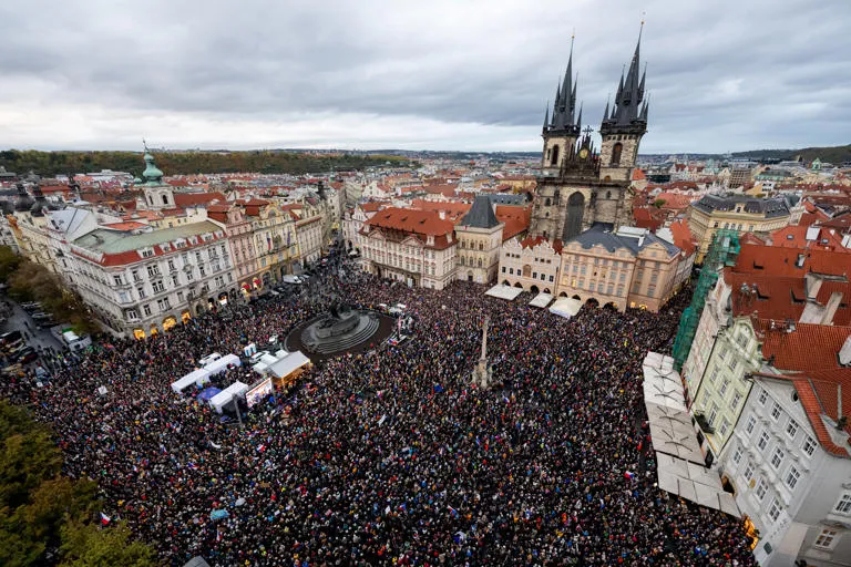 Medios públicos: Alerta y masiva marcha en Praga