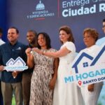 Gobierno entrega escuela y 836 apartamentos en un acto en SDE