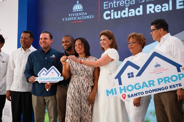 Gobierno entrega escuela y 836 apartamentos en un acto en SDE