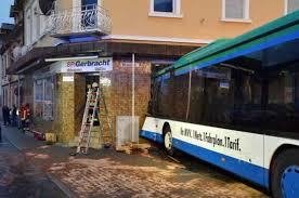 Autobús escolar con niños choca contra un edificio en Alemania