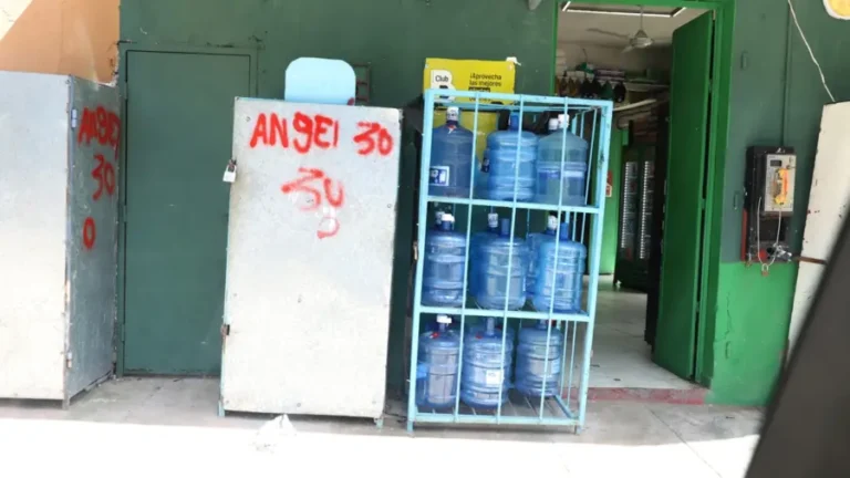 Algunos colmados en la capital siguen sin proteger botellones de agua del sol