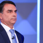 El momento en que Flávio Bolsonaro se disculpa ante Lula tras llamarlo "nueve dedos"