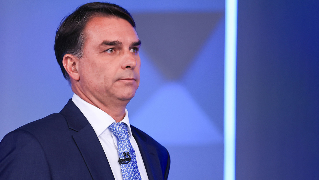 El momento en que Flávio Bolsonaro se disculpa ante Lula tras llamarlo "nueve dedos"
