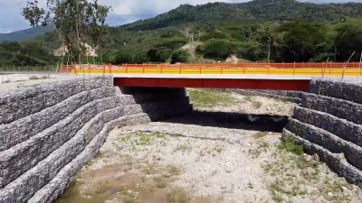 MOPC fortalece infraestructura vial con muros y nuevo puente