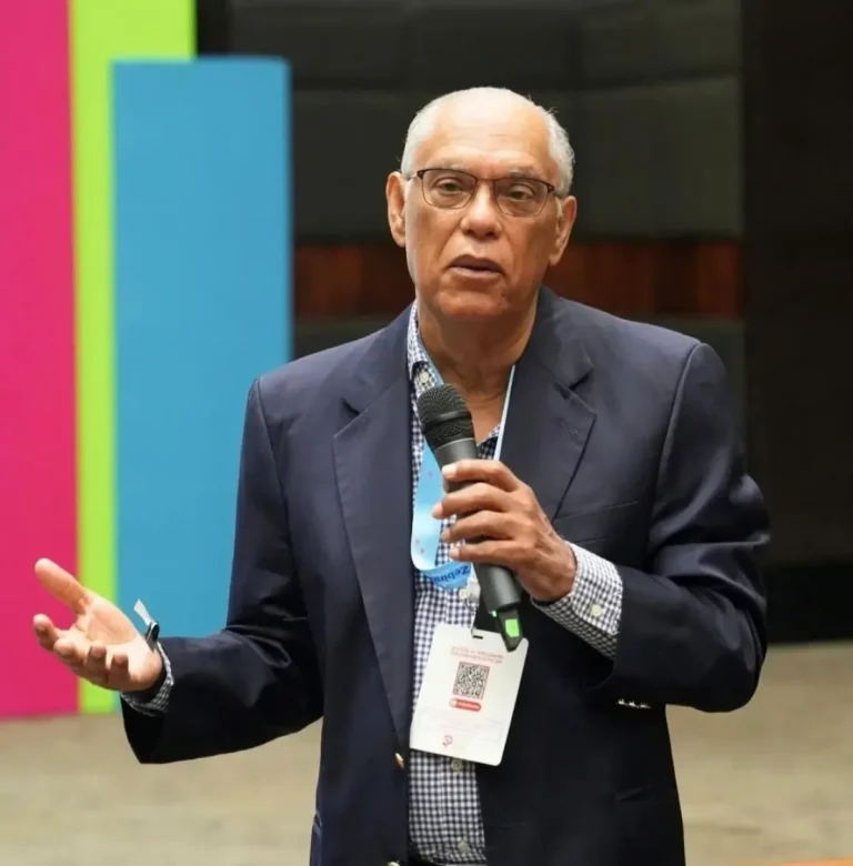 Llaman a médicos a ejercer con humanismo