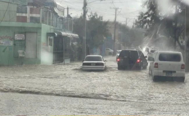 Aguaceros y tronadas por vaguada en 12 provincias