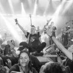 Aljadaqui enciende 1 gran fiesta en el Oktoberfest de Santiago con Krispy