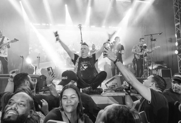 Aljadaqui enciende 1 gran fiesta en el Oktoberfest de Santiago con Krispy