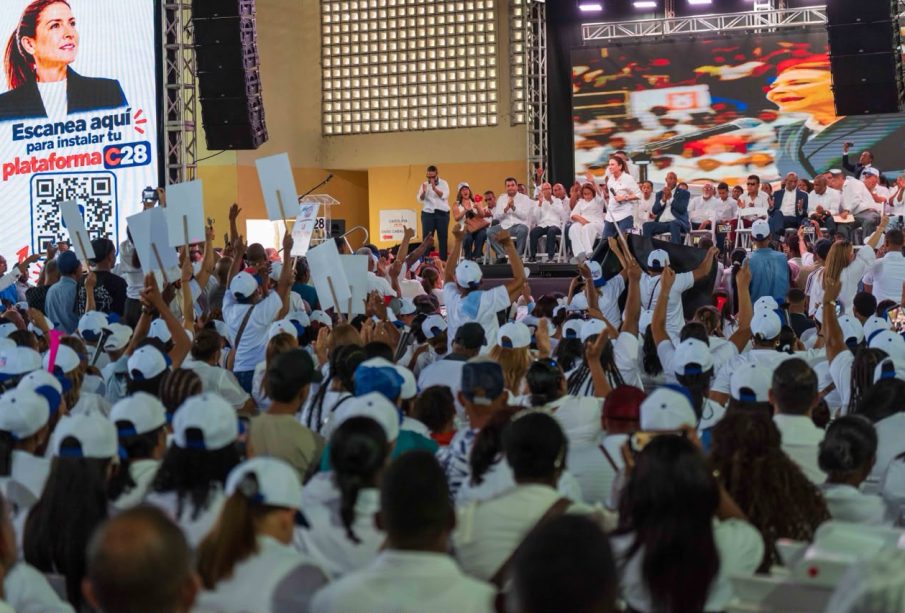 Carolina Mejía y Ricardo de los Santos juramentan comando de campaña en La Altagracia