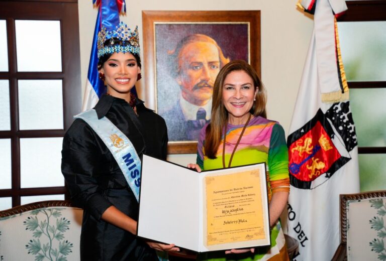 Joheirry Mola es reconocida como hija adoptiva de Santo Domingo tras ganar Miss Mundo 2026