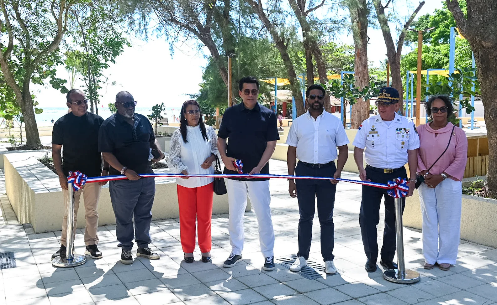 David Collado entrega 3 parques y 1 iglesia remozada en Boca Chica