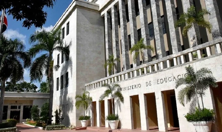 Ministerio de Educación suspende clases este martes por vaguada