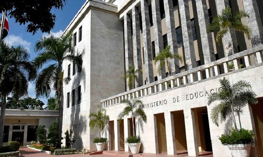 Ministerio de Educación suspende clases este martes por vaguada