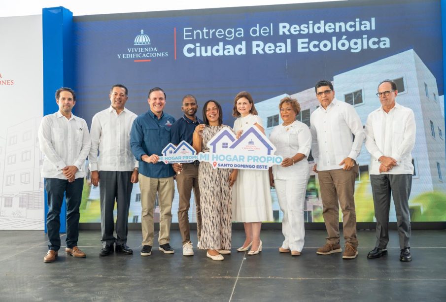 Raquel Peña entrega 836 viviendas a familias en acto oficial