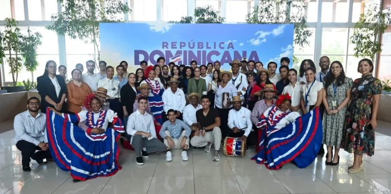 Ministerio de Turismo recibe a estudiantes de Business Analytics