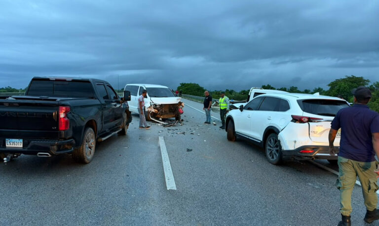 Derrame de gasoil provoca múltiples accidentes en la vía Bávaro-La Romana
