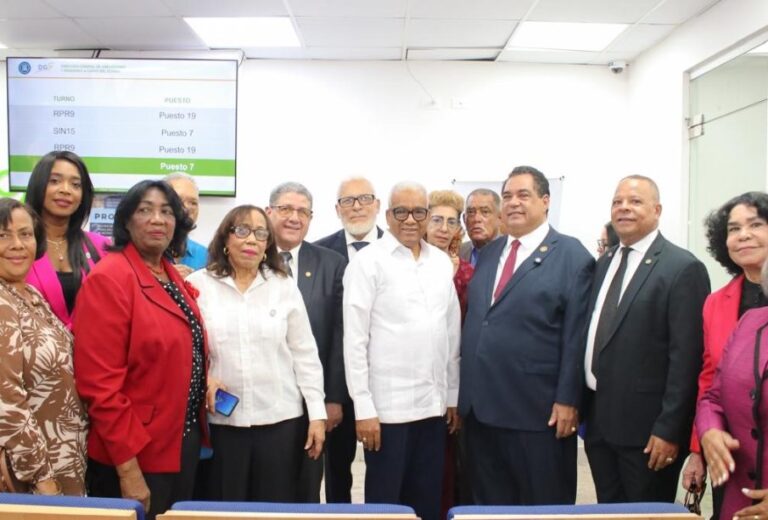 Presidente Luis Abinader otorga pensiones especiales y seguro médico a 29 notarios