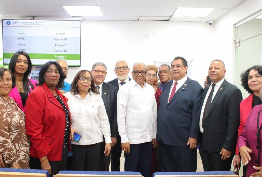 Presidente Luis Abinader otorga pensiones especiales y seguro médico a 29 notarios