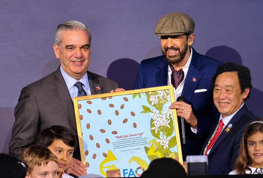 Juan Luis Guerra recibe histórico homenaje de la FAO por «Ojalá que llueva café»