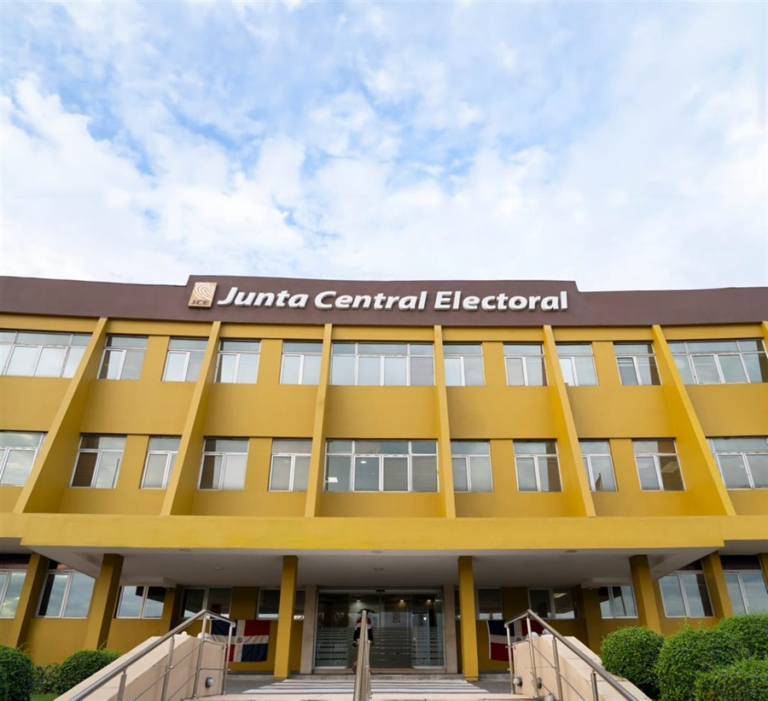 Junta Central Electoral insta a 10 millones de ciudadanos a retirar su nueva cédula oficial
