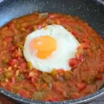Receta de Pisto manchego con huevo frito: el guiso con verduras de la huerta más fácil y sabroso