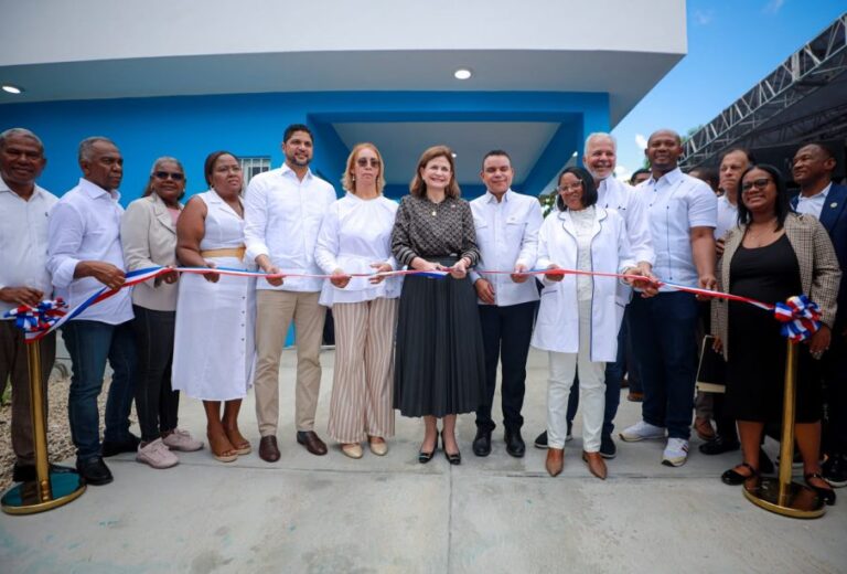 Raquel Peña entrega moderno centro de salud y 3 obras millonarias en San Cristóbal