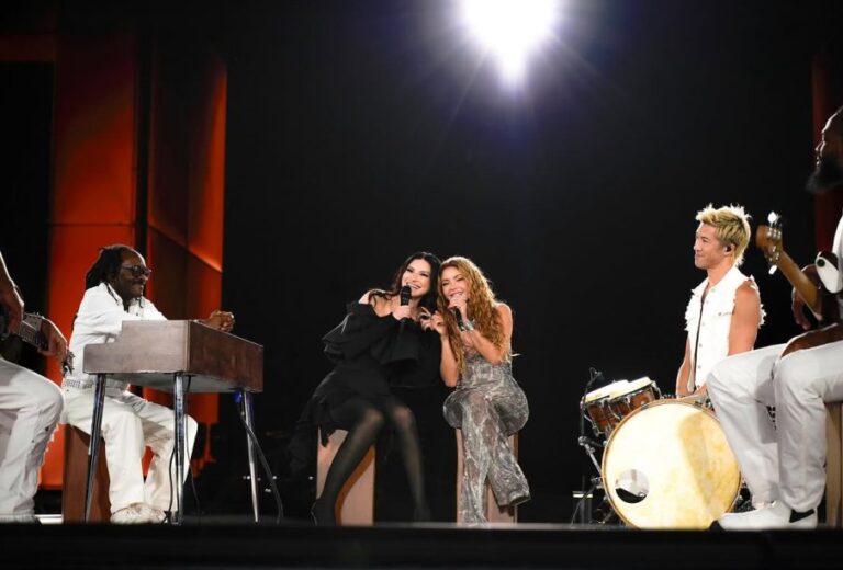 Shakira y Laura Pausini unen sus voces en vivo por primera vez con Antología