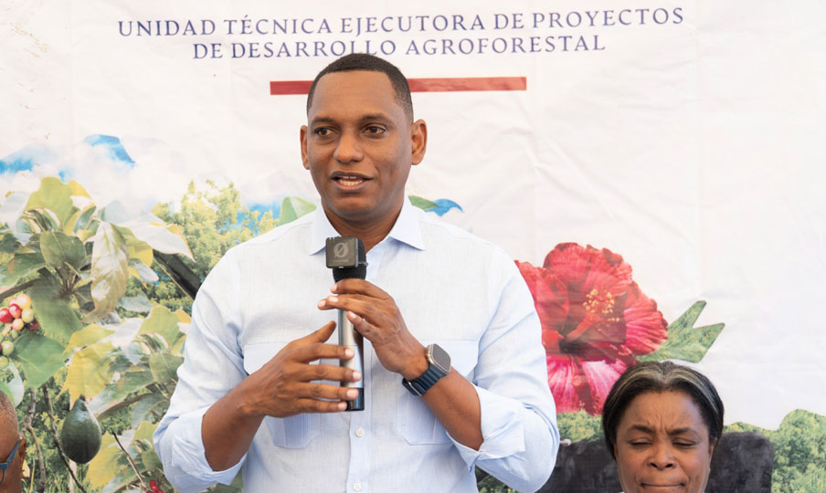 Sector agropecuario: UTEPDA entrega insumos a productores de Elías Piña