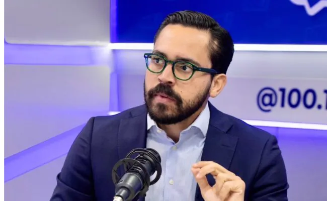 Gonzalo Castillo confirma participación en debates políticos en 2026